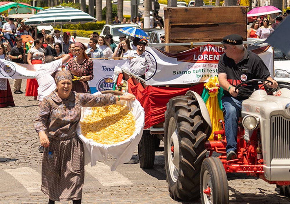 Desfile Típico com acesso ao Polentão