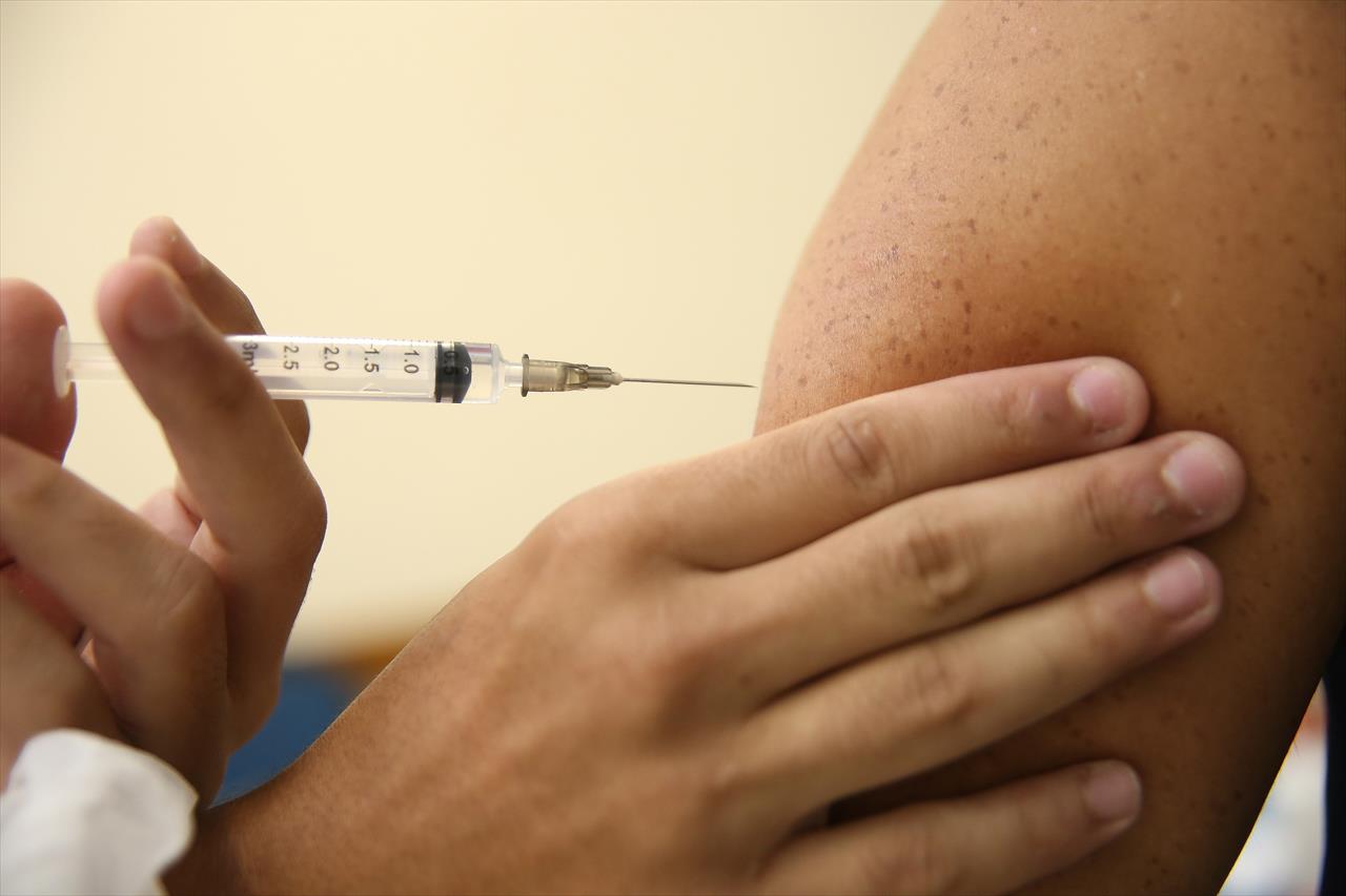 Governo do Rio distribui 583.840 doses das vacinas contra a Covid-19