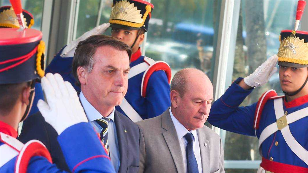 'Só nós sabemos o motivo e morre aqui', diz Bolsonaro sobre troca na Defesa