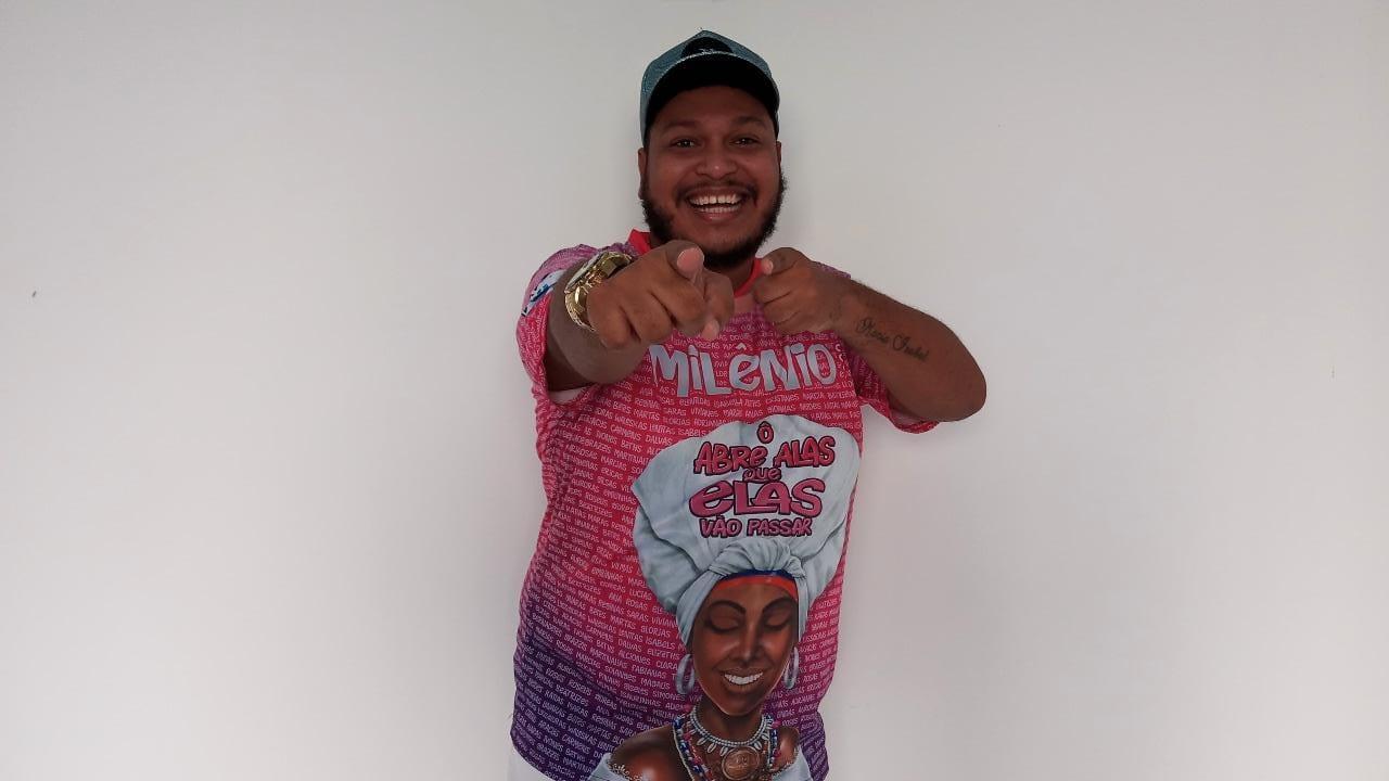 APÓS ANUNCIAR GRAZZI BRASIL, ESTRELA DO TERCEIRO MILÊNIO APRESENTA O CANTOR CARIOCA PITTY DE MENEZES