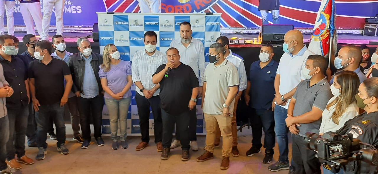 Famílias beneficiadas pelo SuperaRJ recebem cartões com o auxílio emergencial na quadra da Inocentes de Belford Roxo