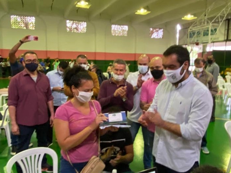 Governador acompanha distribuição de cartões do SuperaRJ na Mangueira