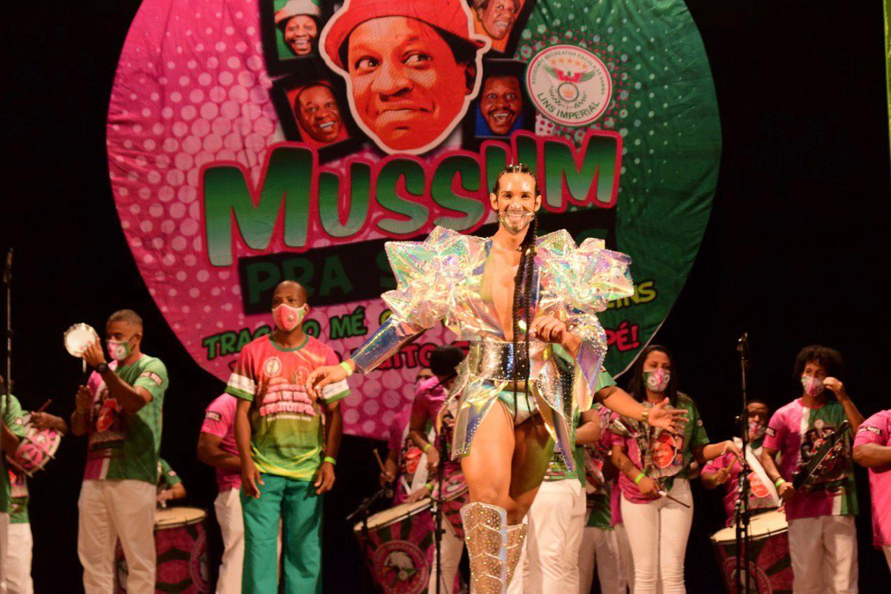 John Avelino defende pautas LGBTQIA+ e surge com figurino afrofuturista