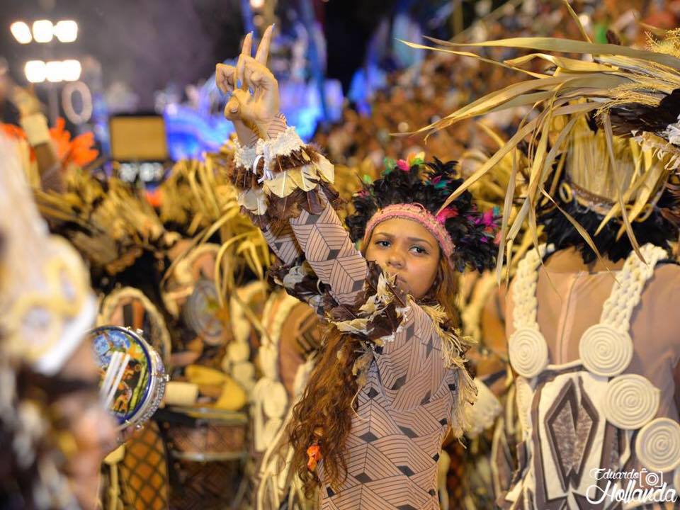 FILHA DO SAUDOSO LAÍLA VIRA MESTRE DE BATERIA DE BATERIA DA CAÇULINHA DA BAIXADA, IMPÉRIO DE NOVA IGUAÇU