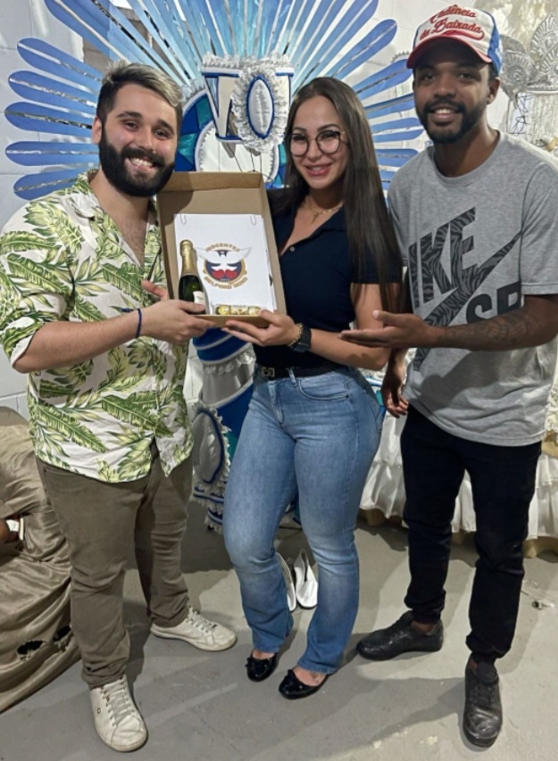 Rainha de bateria da Inocentes se emociona com o seu figurino