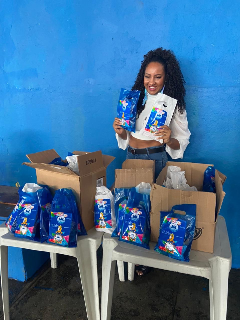 LILI TUDÃO DISTRIBUI DOCES PARA CRIANÇAS DA UNIDOS DA PONTE