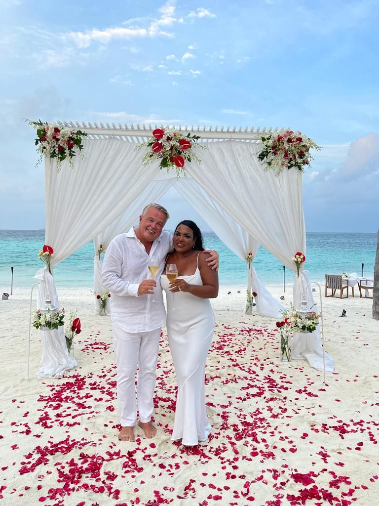 A cantora Pipa Brasey renovou os votos de casamento com o marido, o empresário Pascal Brasey, nesta terça-feira, nas Ilhas Maldivas