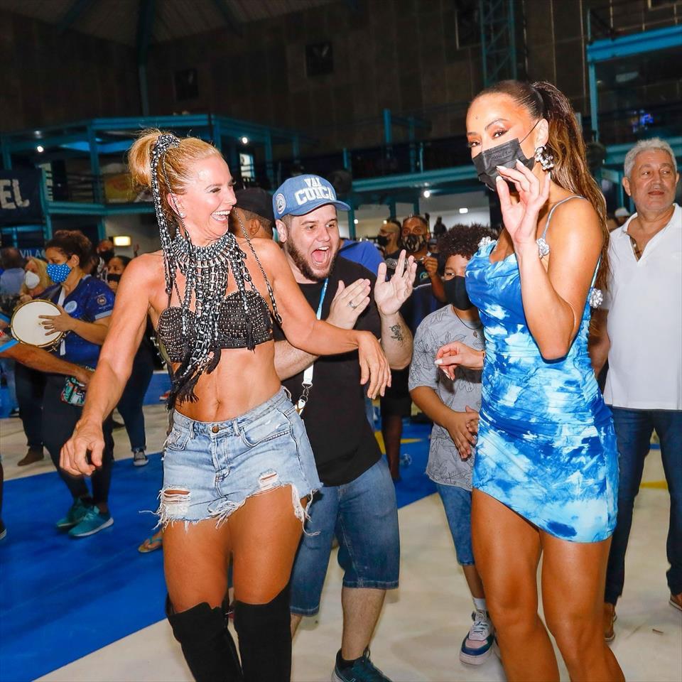 Sabrina Sato brilha em ensaio da Vila Isabel, na largada da temporada de 2022