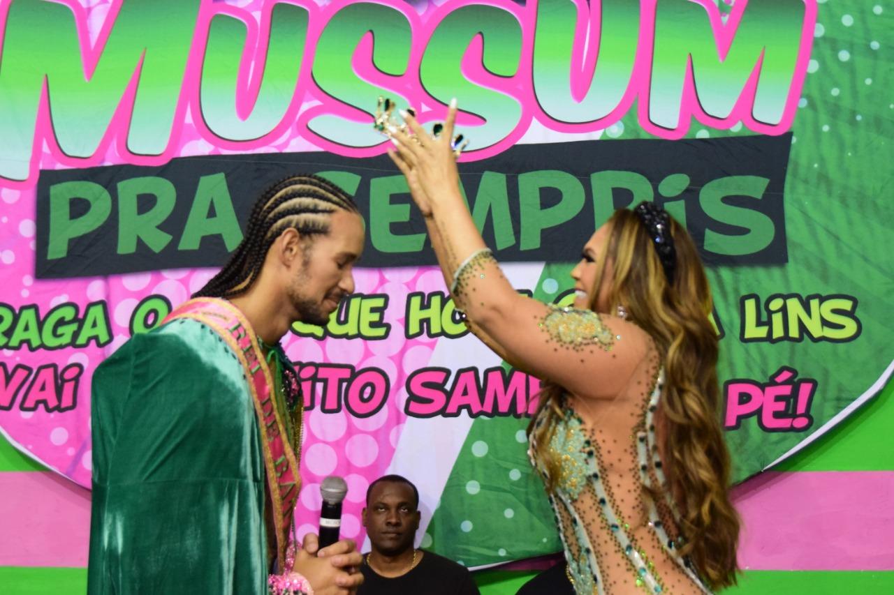 Johnathan Avelino recebe coroa de Darlin Ferrattry, mãe de Lexa