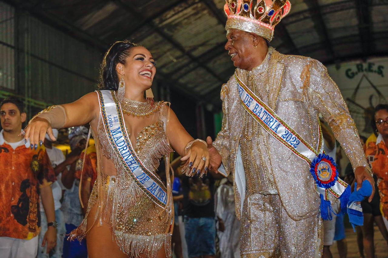 Lu Lobo recebe faixa de Madrinha de Bateria do Império da Zona Norte
