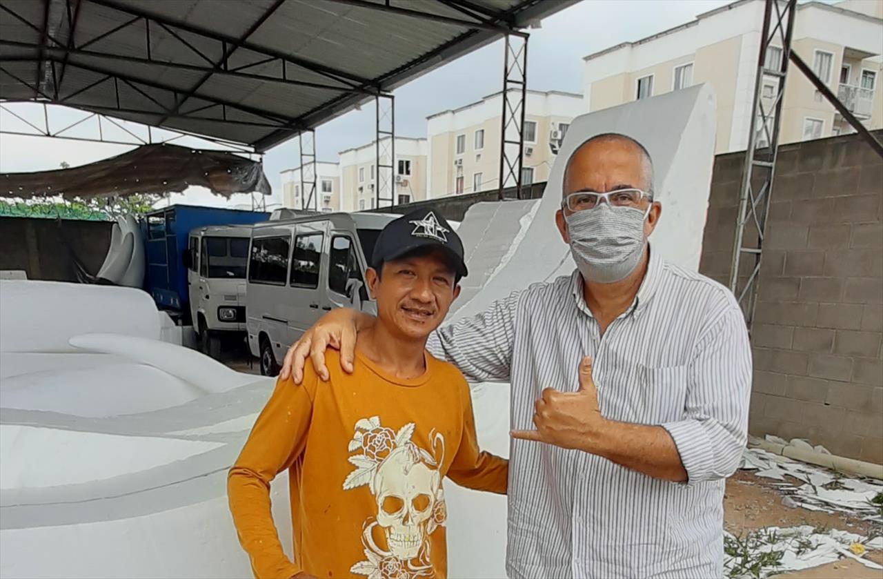 Inocentes trás de Parintins artista para confeccionar suas esculturas em Belford Roxo