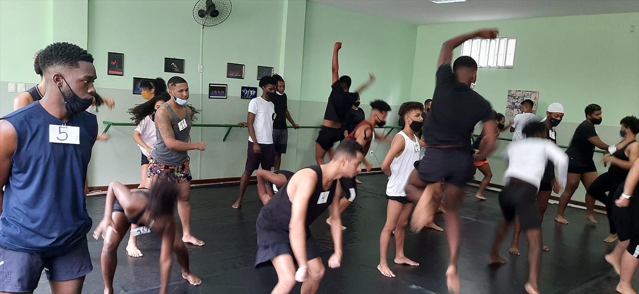 “Bailarinos maravilhosos”, disse Juliana Frathane sobre a audição para comissão de frente da Inocentes
