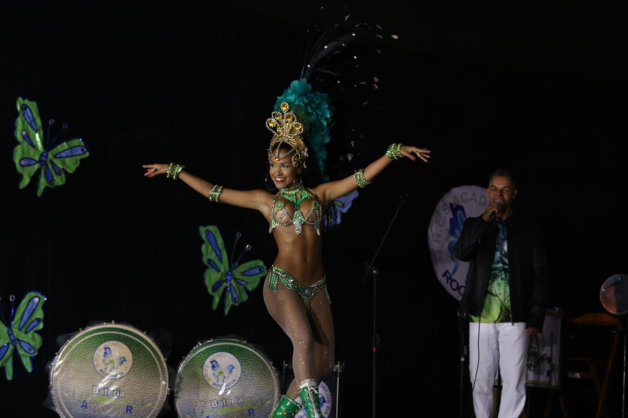 Resgatando a comunidade! Tati Rosa é a nova Rainha de Bateria da Acadêmicos da Rocinha