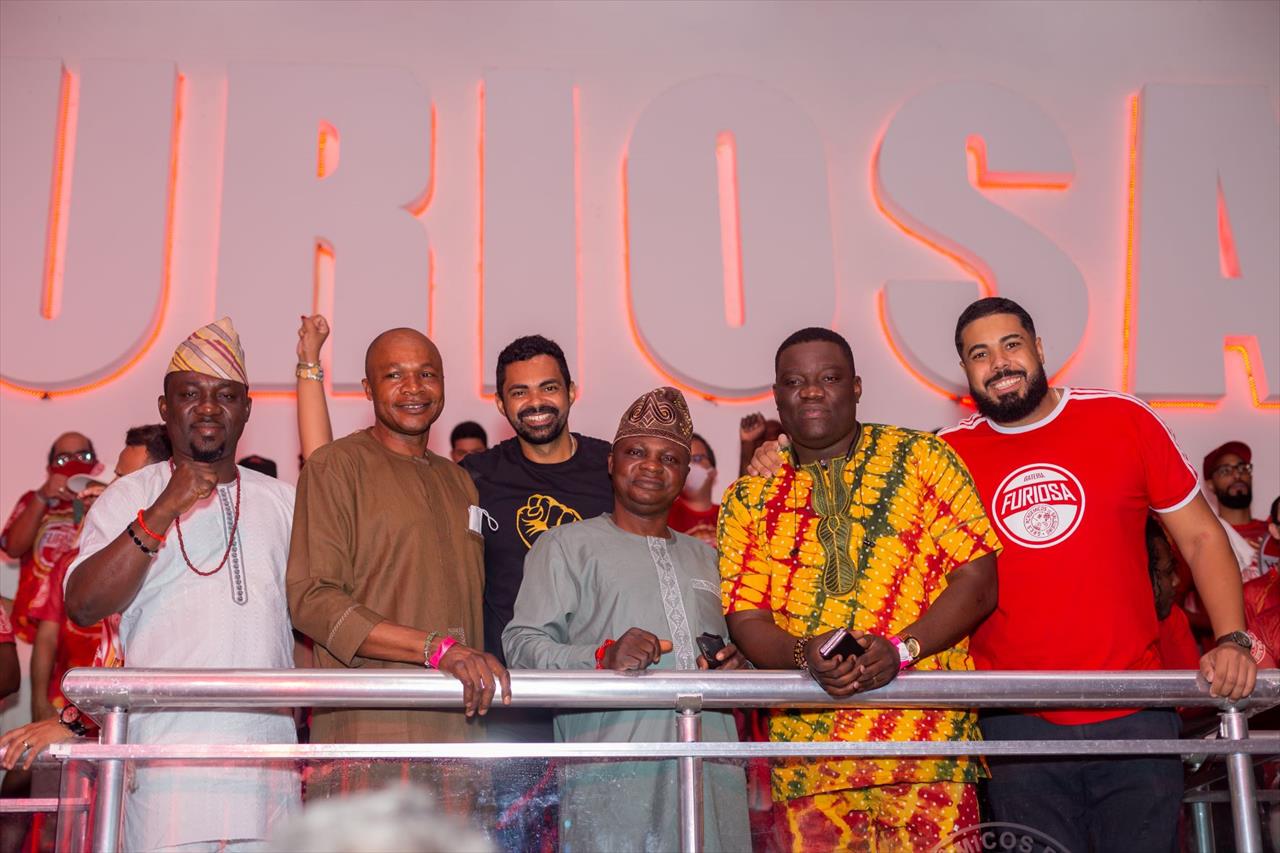 Comitiva real nigeriana visita o Salgueiro e abençoa pavilhão da escola