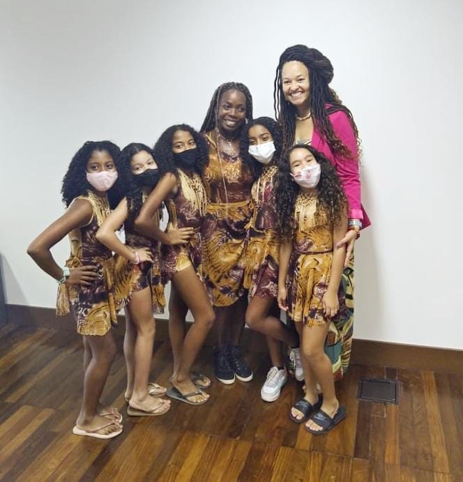 Alunas de Egili Oliveira se apresentam para comitiva real nigeriana