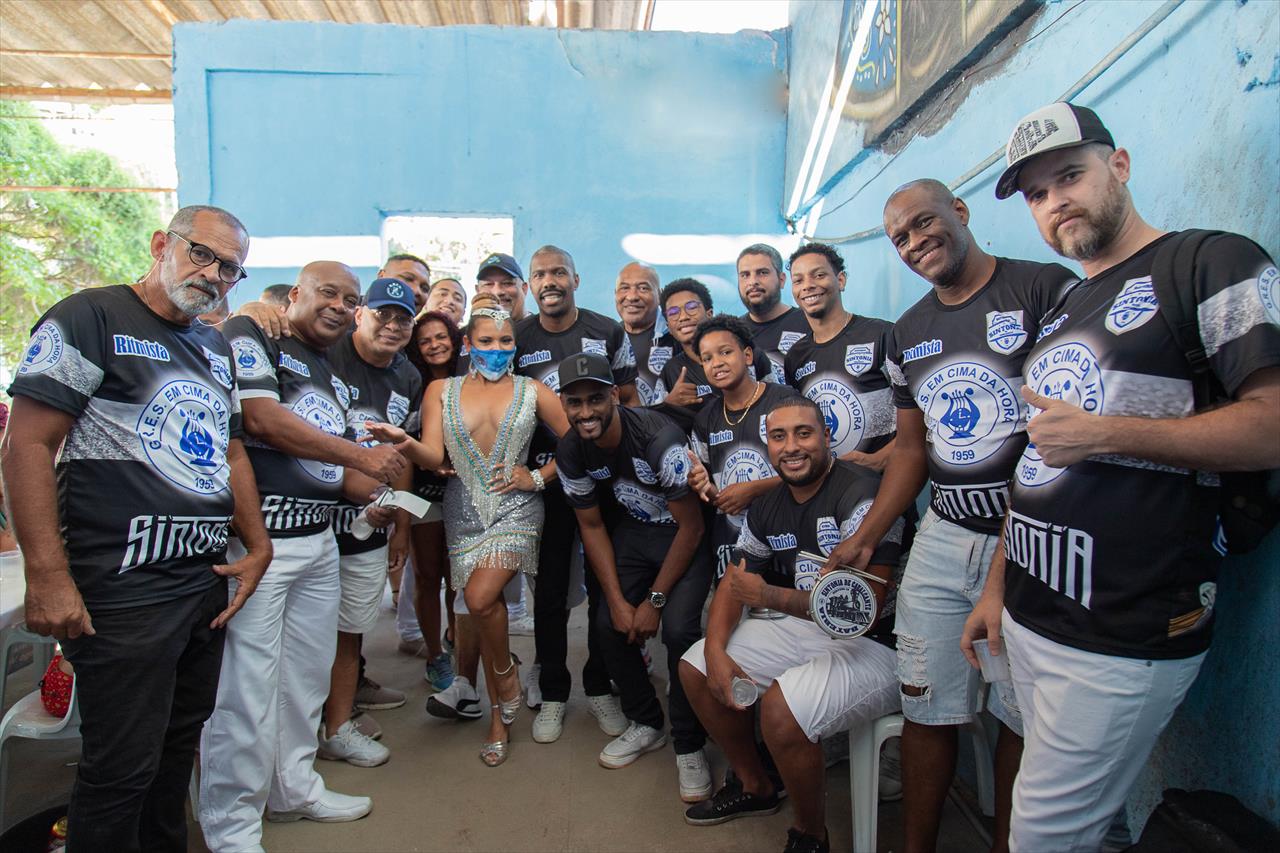 Rainha de bateria da Em Cima da Hora promete novidades para a coroação