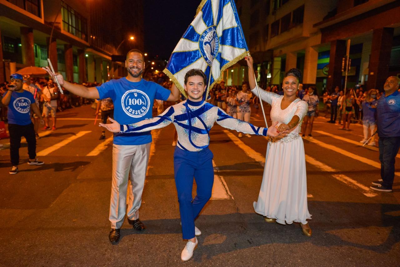 Rei de bateria dá show e rouba a cena no 1º ensaio de rua do Sossego