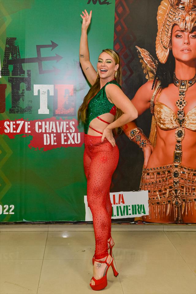 Paolla Oliveira distribui panetones aos ritmistas em ensaio de comunidade