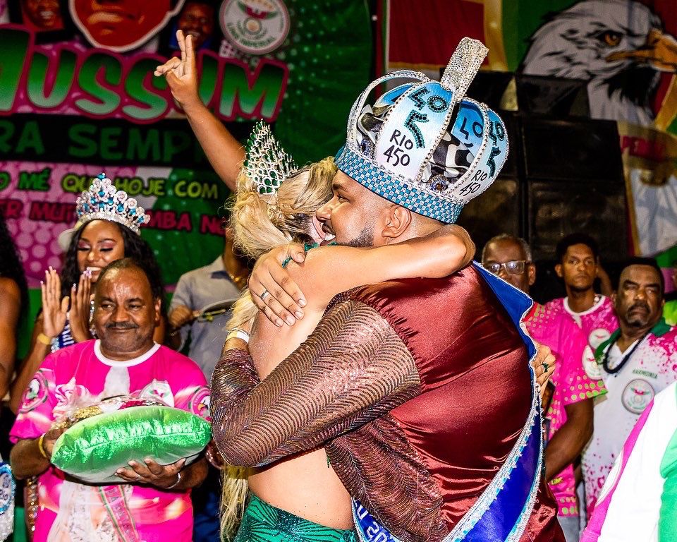 Em clima de emoção, Danny Fox recebe faixa de rainha de bateria do carnaval de 2022