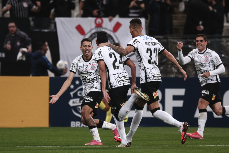 Corinthians bate o Bahia na abertura da 24ª rodada do Brasileirão