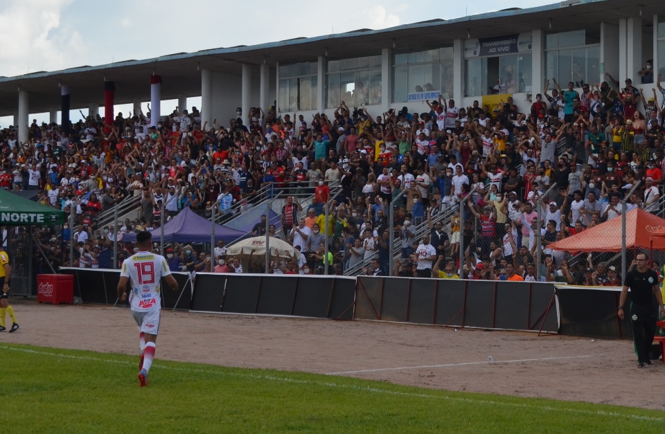 A torcida compareceu em peso (Foto: Alexandre Almeida)