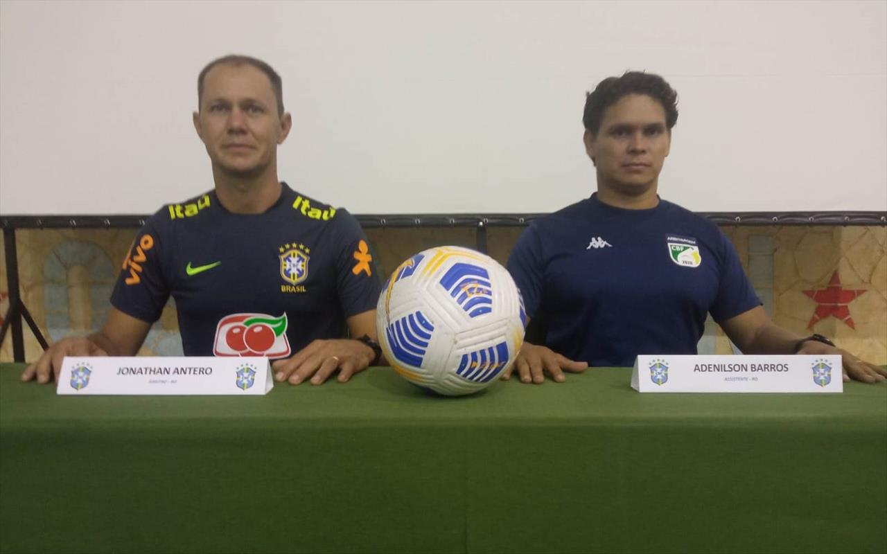 Jonathan Antero e Adenilson Barros participam de capacitação do VAR para árbitros de campo (Foto: Divulgação)