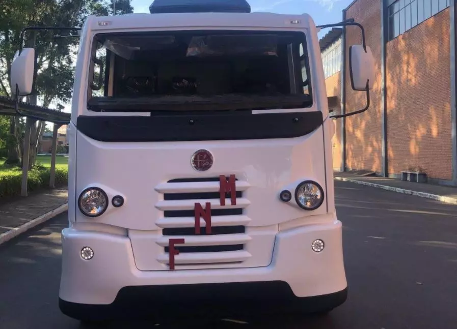 Foto do caminhão FNM visto de frente