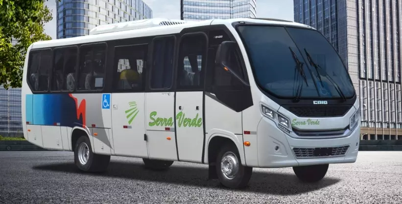 Foto mostra micro-ônibus Caio induscar modelo F2400 da empresa Serra Verde transportes