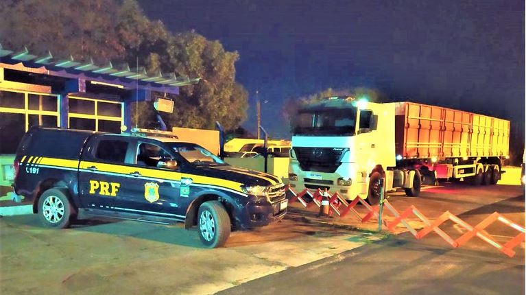 PRF recupera caminhão roubado na BR 101, após veículo ter sido cadastro no Sistema Sinal