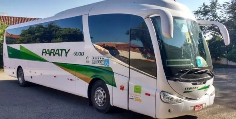 A foto mostra um ônibus da empresa Viação Paraty