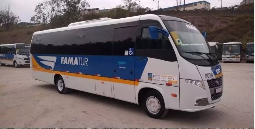 A foto mostra um ônibus da empresa FAMATUR