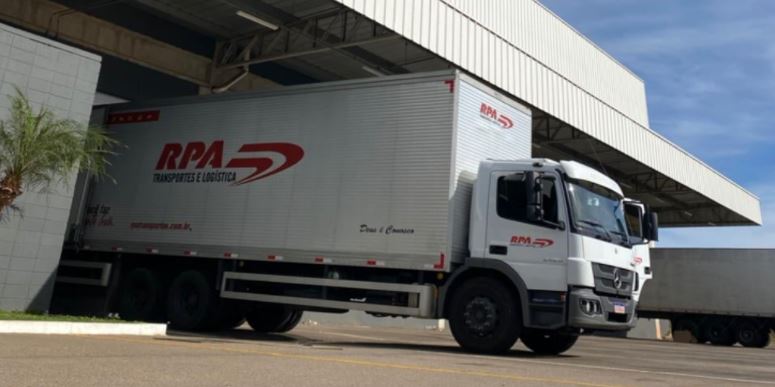 Caminhão da RPA Transportes e Logística