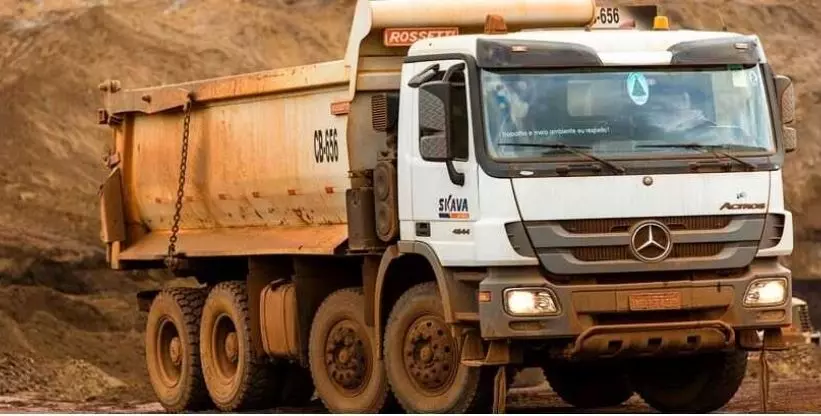 A foto mostra um caminhão de mineração da empresa Skavaminas