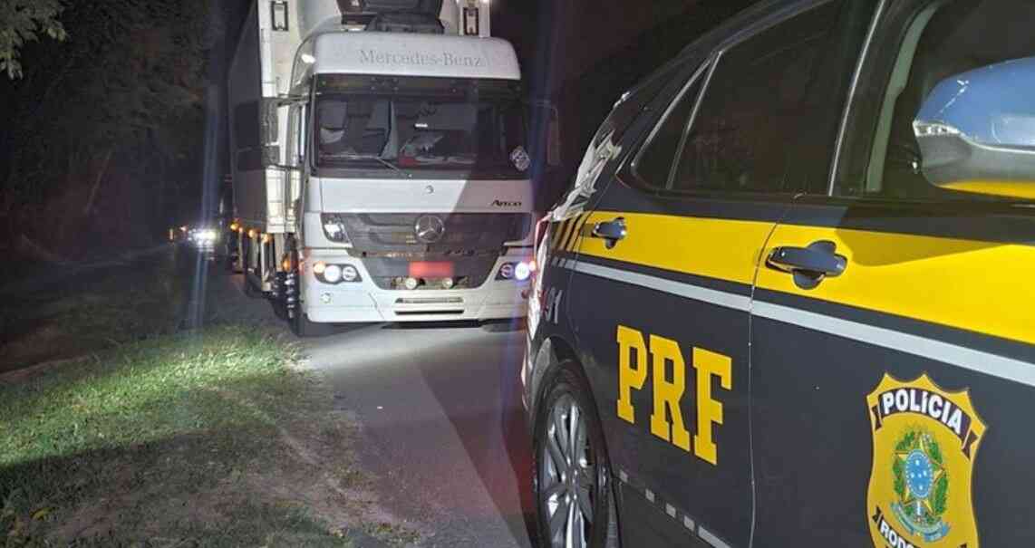 PRF recupera caminhão com carga de quase meio milhão de reais