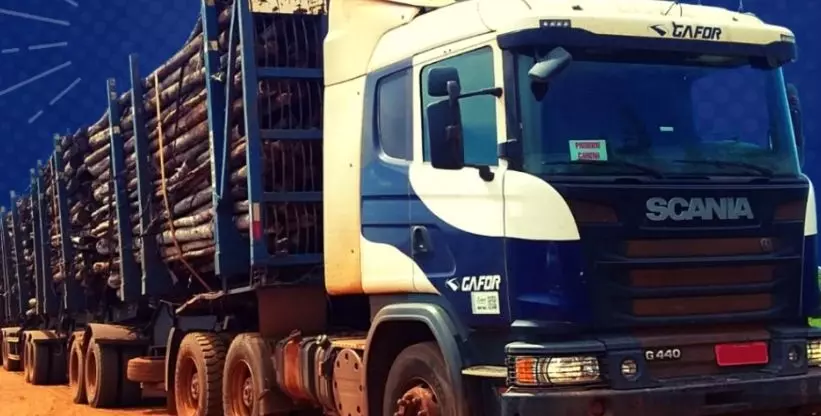 A foto mostra uma carreta tritrem da empresa Gafor Logística