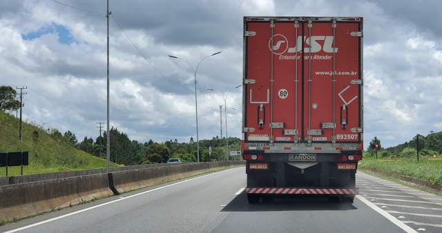 A foto mostra um caminhão da JSL