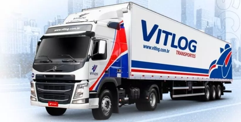 A foto mostra caminhão da empresa Vitlog