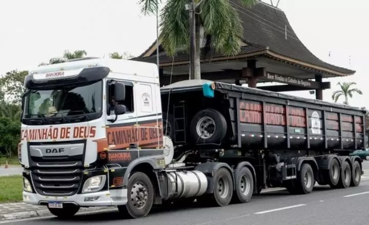 Bandeira Transportes abre vagas para motoristas carreteiros