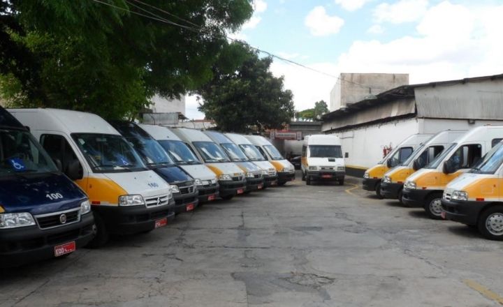 A foto mostra a frota de vans da empresa Azul Mob