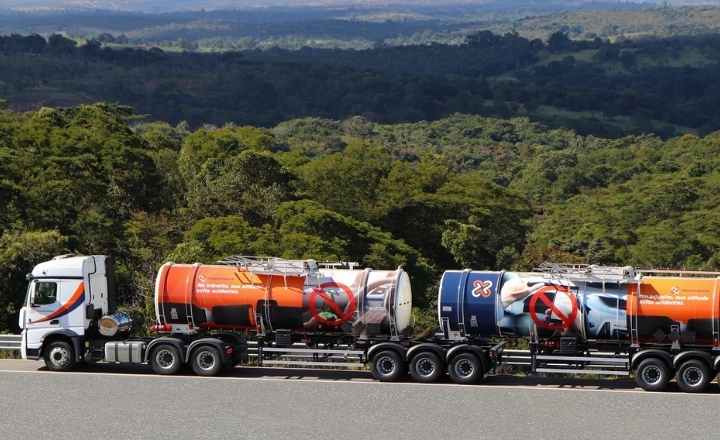Imagem mostra carreta bitrem da empresa Transpedrosa na rodovia