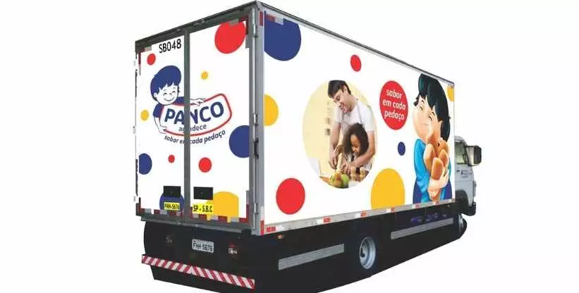 Imagem mostra Caminhão Baú três Quartos da Panco