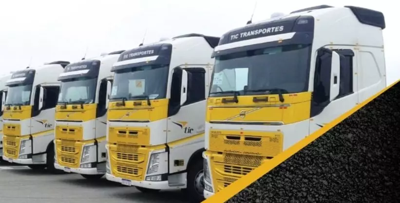 Imagem mostra parte da frota de caminhões da TIC Transportes