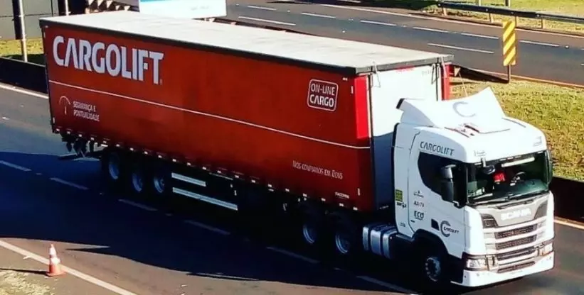 Imagem mostra uma carreta da empresa Cargolift