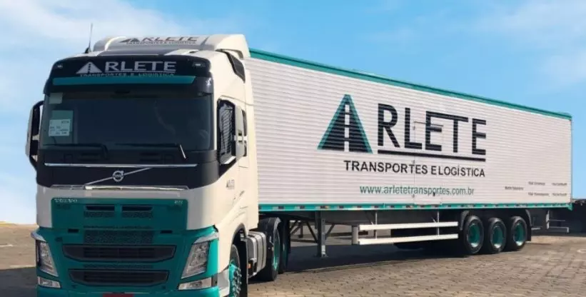 A foto mostra a carreta da Arlete Transportes