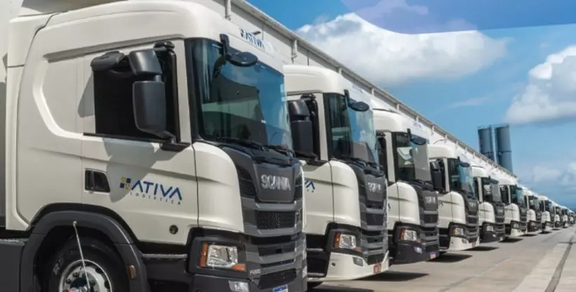 Imagem mostra a frota de caminhões da Ativas Logística