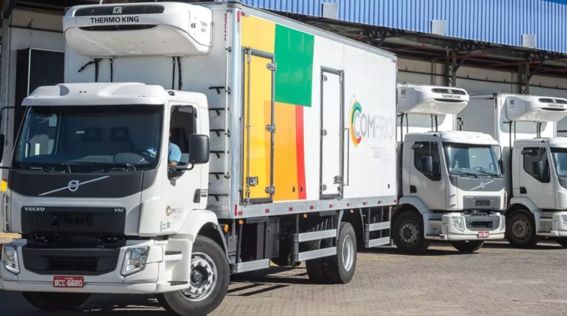 Foto mostra a frota de caminhões da empresa Comfrio