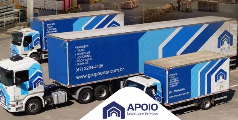 Foto mostra a frota de caminhões e carretas da empresa APOIO Logística