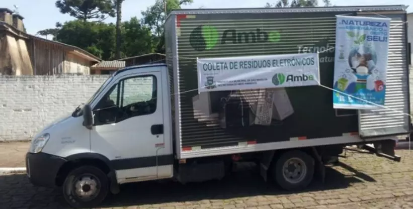 Foto mostra Caminhão baú da Ambe Gerenciamento de Resíduos