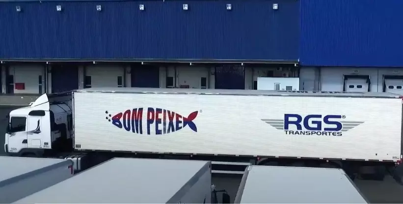 Foto mostra Carreta da Bom Peixe em frente ao centro de distribuição