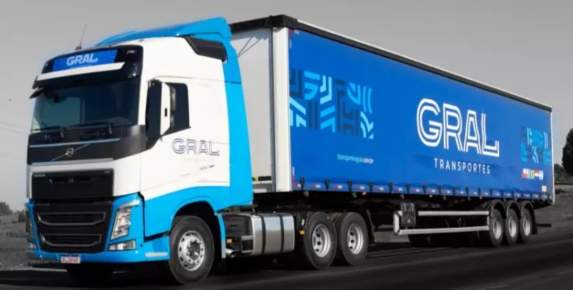A foto mostra a carreta da frota da empresa Transportes Gral